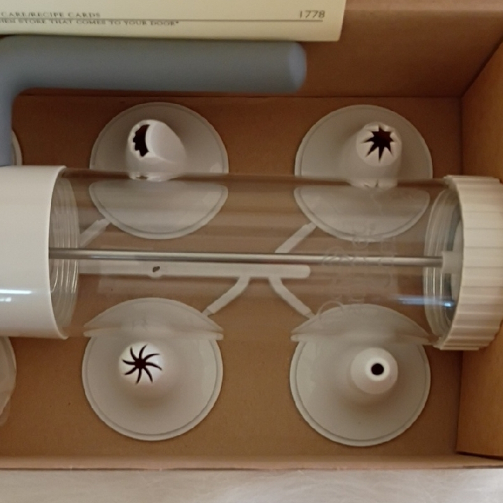 Pampered Chef Easy Accent Decorator - Cream and Gray - Picture 2 of 7